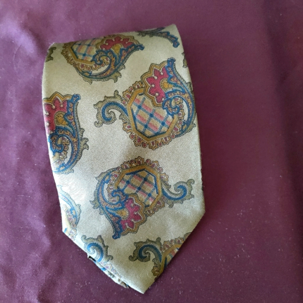 Gold and Red Paisley Tie with Pure Silk  Linea Duebi Roma, Made In Italy.